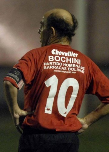 D3Linea_'s tweet image. [HILO] ✍️
 
El día que Bochini volvió a la cancha.

Un 25 de febrero de 2007 el "Bocha" Ricardo Enrique Bochini volvió a jugar al fútbol vistiendo los colores de Barracas Bolívar.