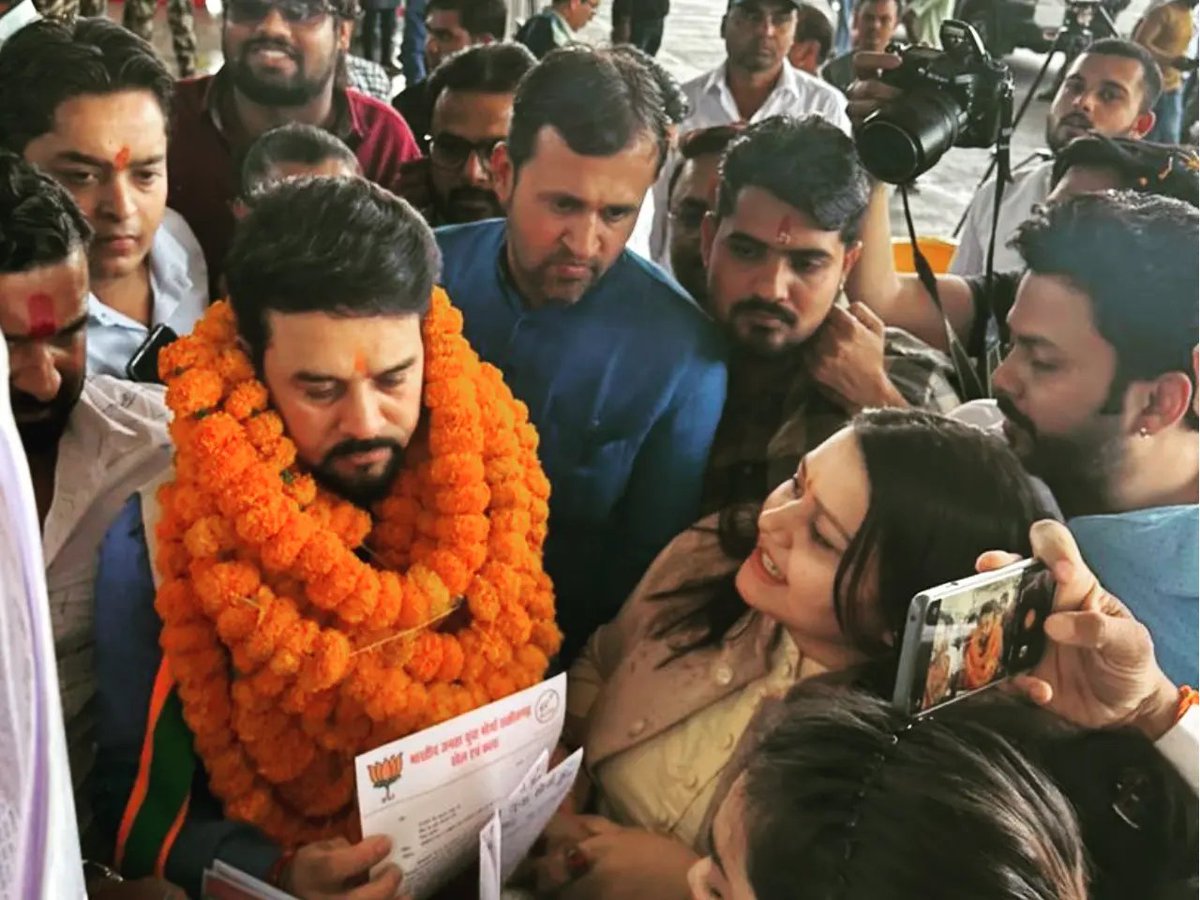 AnjnaVerma1's tweet photo. केंद्रीय कैबिनेट मंत्री श्री अनुराग ठाकुर जी के रायपुर आगमन पर BJYM द्वारा भेंट कर स्वागत किया एवं महिलाओं एवं खेल के कुछ विशेष मुद्दो पर ज्ञापन दिया गया।
@ianuragthakur
@narendramodi @AmitShah @smritiirani @SarojPandeyBJP भारतीय जनता युवा मोर्चा जिंदाबाद 🚩 https://t.co/dUCha3P5dI