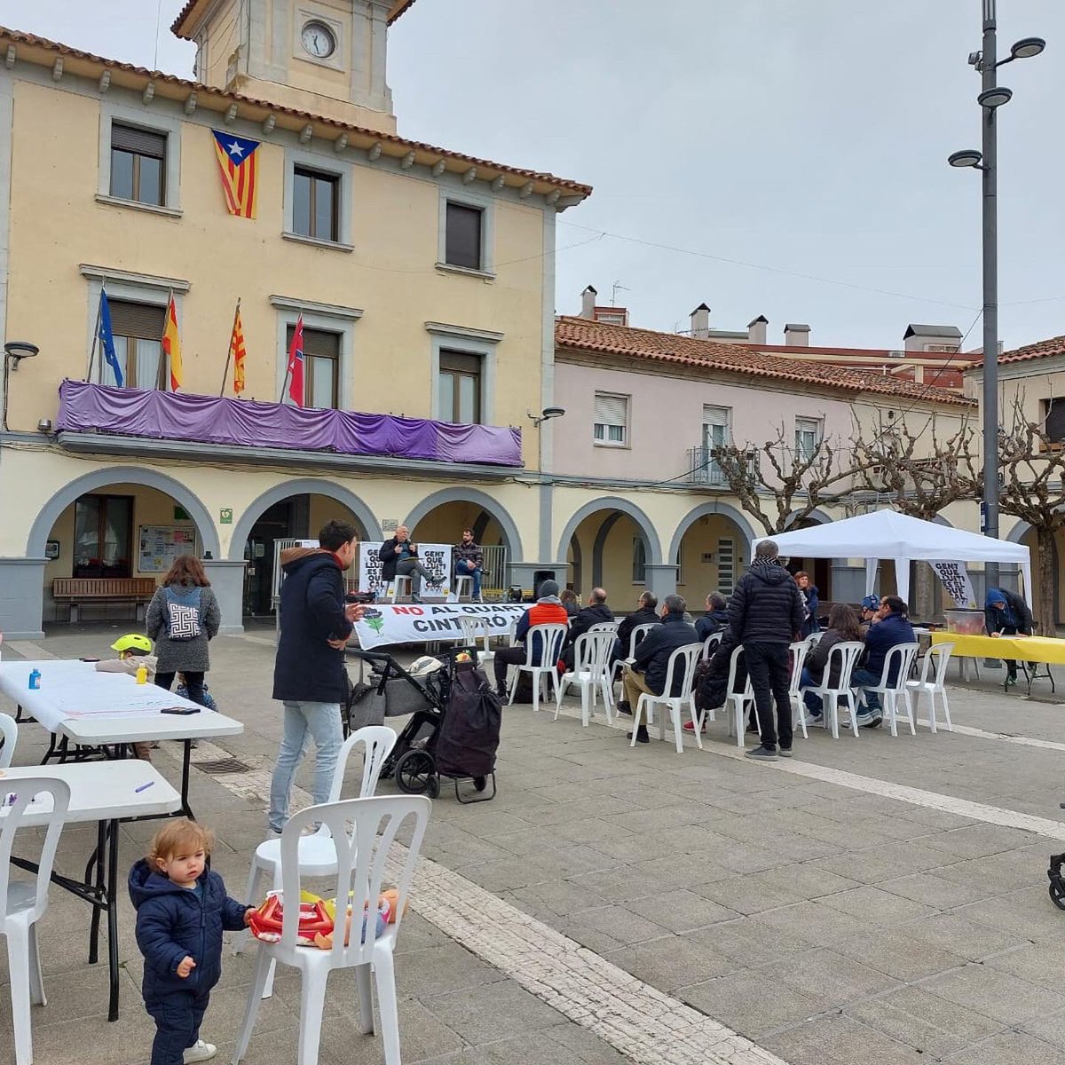 Volem transport públic! 🚉🚌
+ trens
+ autobusos
- cotxes
- fum

#aturemel4tcinturo #comelvallèsnohihares