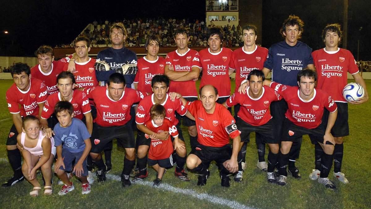 D3Linea_'s tweet photo. A los 53 años, Bochini cortó su carrera íntegra en Independiente para jugar en Barracas Bolívar de manera oficial. De todas maneras, nada cambió: la última función del "Bocha" fue con una camiseta roja con la 10 en la espalda.

Fuente: @santigalante https://t.co/6S0nmWpbvy