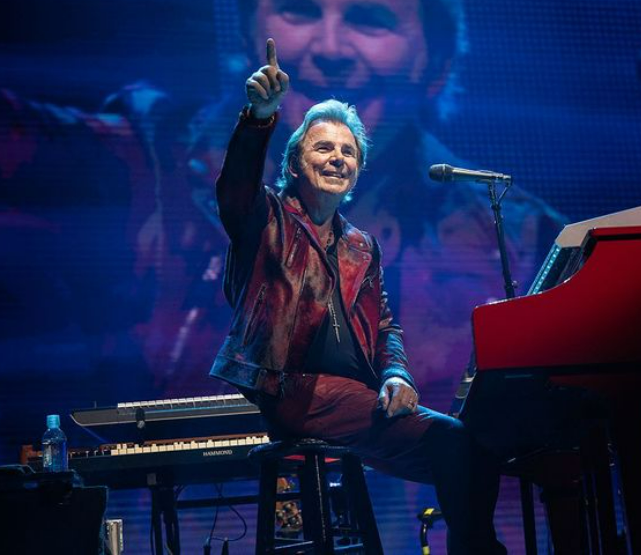 Happy 73 birthday to the Journey keyboardist Jonathan Cain! 