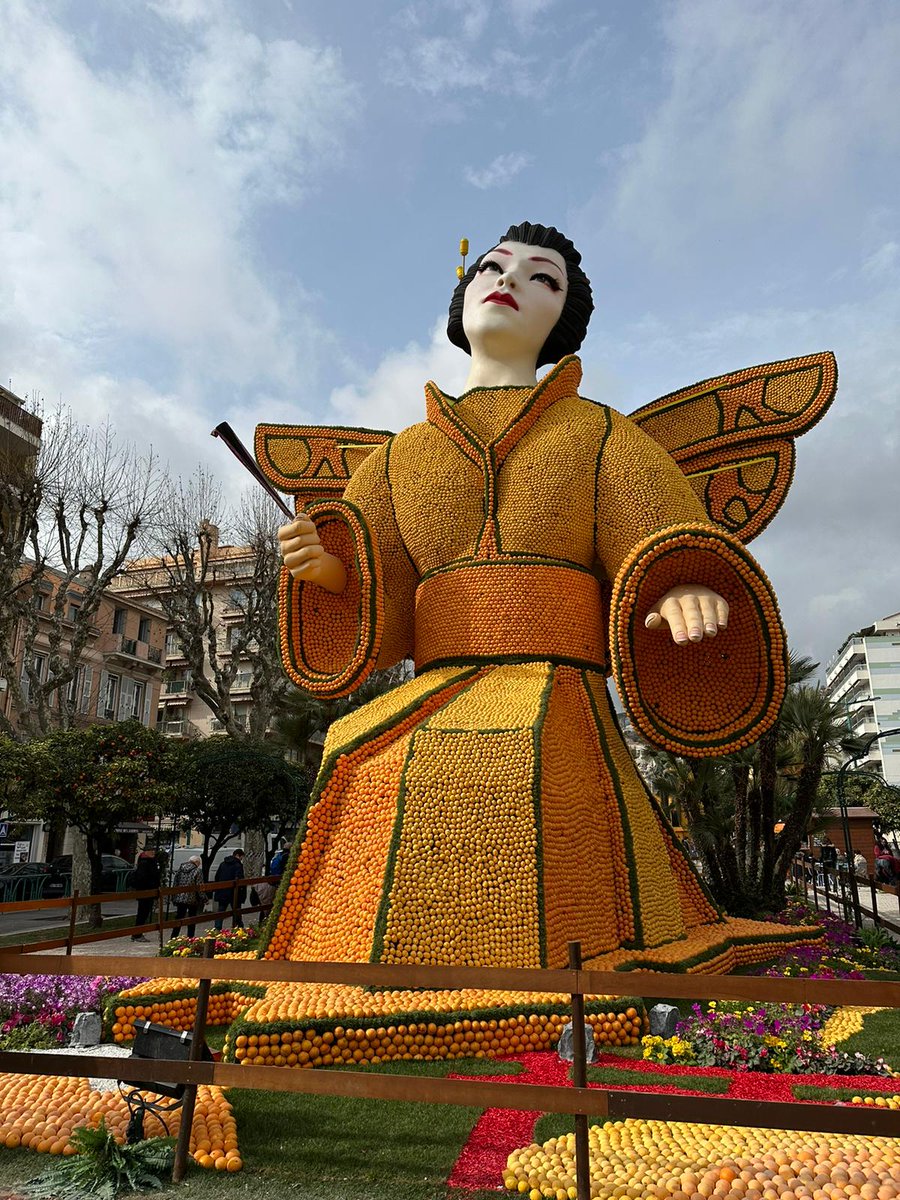 JohnDCaudwell's tweet image. When life gives you lemons, make sculptures!

@Vzesniauskaite, William and I visited the annual @fete_du_citron in France this week.

Do any of the produce shortages in the UK include citrus fruits? 🍋🍊

#feteducitron #villedementon #citrondementon #cotedazur #frenchriviera