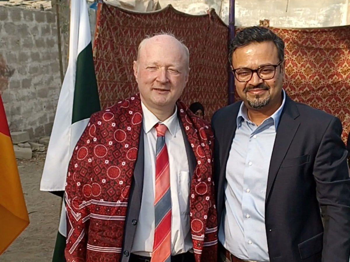 karachiunitedfc's tweet photo. The German Consul General, Dr. Rüdiger Lotz, visited Karachi United's #CommunityCenter in #Lyari.
A friendly match was held after which medals & footballs were distributed amongst the team members & coaches.
@GermanyinKHI
#GermanConsulate #Germany #KarachiIsUnited #KarachiUnited https://t.co/uSK1inscnL