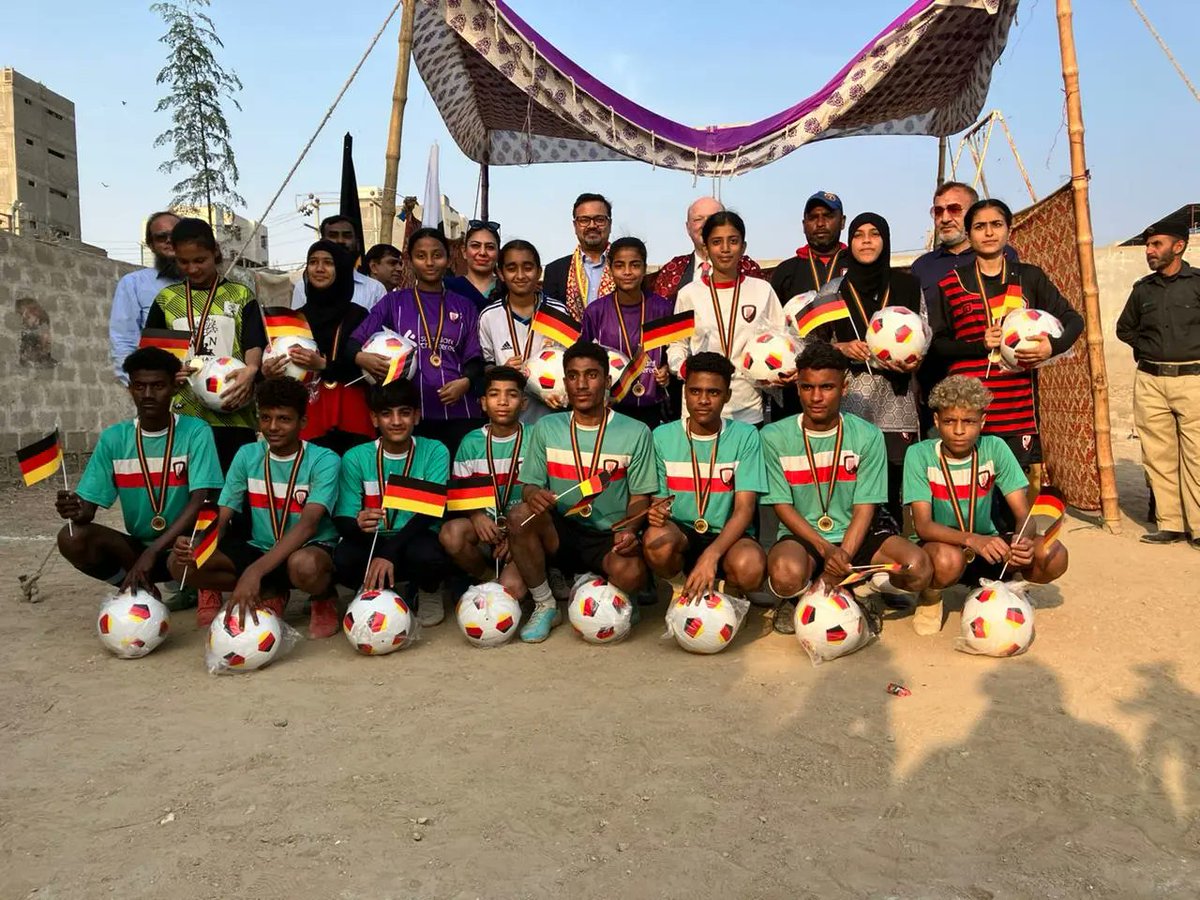 karachiunitedfc's tweet photo. The German Consul General, Dr. Rüdiger Lotz, visited Karachi United's #CommunityCenter in #Lyari.
A friendly match was held after which medals & footballs were distributed amongst the team members & coaches.
@GermanyinKHI
#GermanConsulate #Germany #KarachiIsUnited #KarachiUnited https://t.co/uSK1inscnL