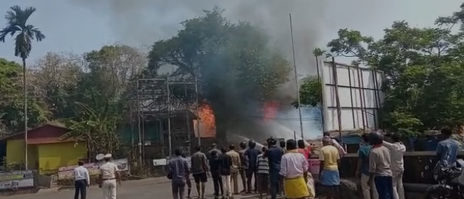 FireService_ANP's tweet photo. On 25.02.2023 Fire Incident occurred in Forest Department Quarter at Corbyn's Cove Jn.
Teams from #FSAberdeen &amp; #FSMarine ,
04 Fire Tenders &amp; 01 Water Bouser immediately rushed to the spot and doused the Fire. 

Property saved  Rs.13 Lakhs approx. https://t.co/EZdG4KIxAH