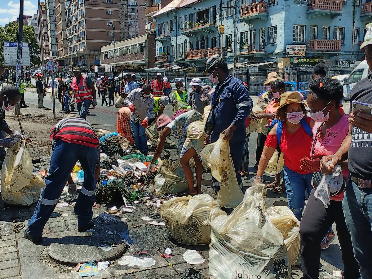 shaun_dlanjwa's tweet photo. Operation
#ManjeNamhlanje Cleaning campaign led by
@CoJPublicSafety  MMC Dr @MTshwaku Tshwaku cleaning
the inner city. They busted criminals who were selling drugs and consficated those drugs. @EFFSouthAfrica is cleaning @CityofJoburgZA https://t.co/Eu86DszZuE