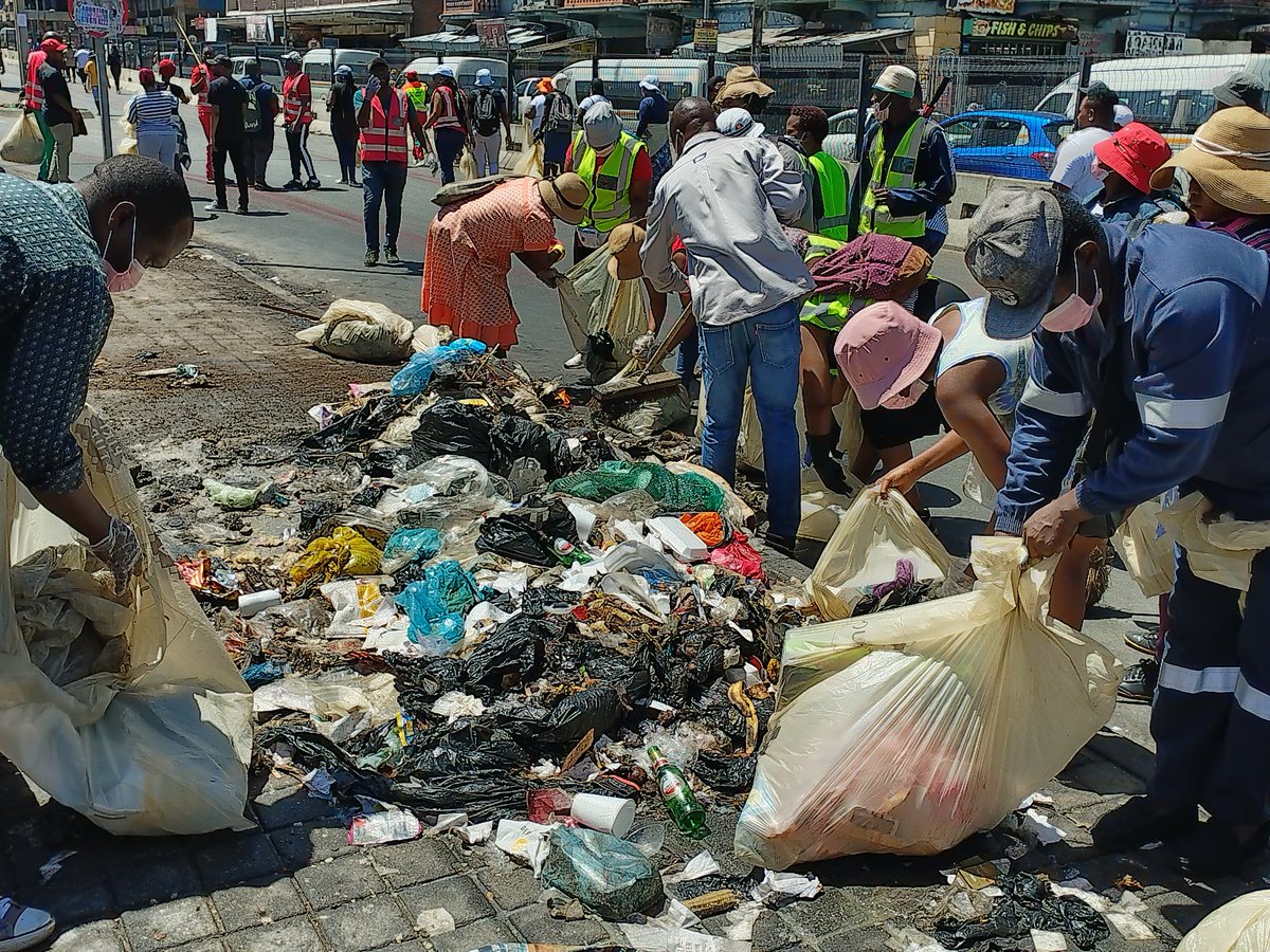 shaun_dlanjwa's tweet photo. Operation
#ManjeNamhlanje Cleaning campaign led by
@CoJPublicSafety  MMC Dr @MTshwaku Tshwaku cleaning
the inner city. They busted criminals who were selling drugs and consficated those drugs. @EFFSouthAfrica is cleaning @CityofJoburgZA https://t.co/Eu86DszZuE