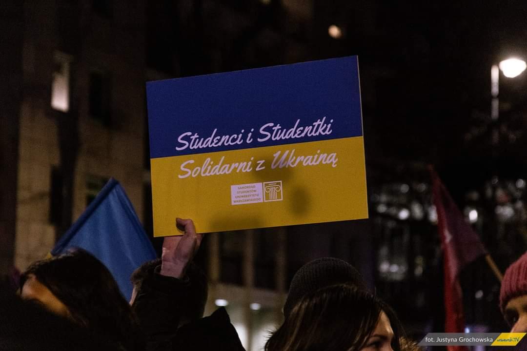 KamilBonas's tweet photo. Już ponad rok trwa wojna w Ukrainie. Jako studenci i studentki @UniWarszawski od samego początku byliśmy solidarni i będziemy stać po stronie Ukrainy aż do jej zwycięstwa. 
Codziennie obywatele i obywatelki Ukrainy dowadzą, jak wielką cenę trzeba zapłać za obronienie wolności!
🇺🇦 https://t.co/2UB5GW1ihe