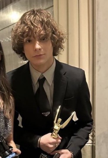 yawmoss's tweet photo. he looks so cute with his award <3 https://t.co/gCYcuc91L3