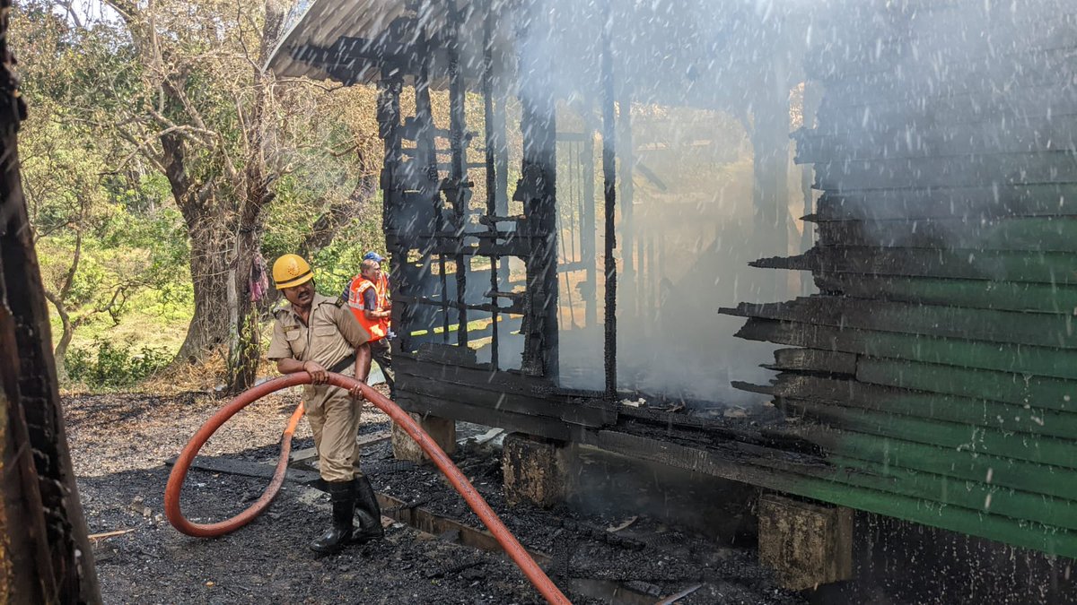 FireService_ANP's tweet photo. On 25.02.2023 Fire Incident occurred in Forest Department Quarter at Corbyn's Cove Jn.
Teams from #FSAberdeen &amp; #FSMarine ,
04 Fire Tenders &amp; 01 Water Bouser immediately rushed to the spot and doused the Fire. 

Property saved  Rs.13 Lakhs approx. https://t.co/EZdG4KIxAH