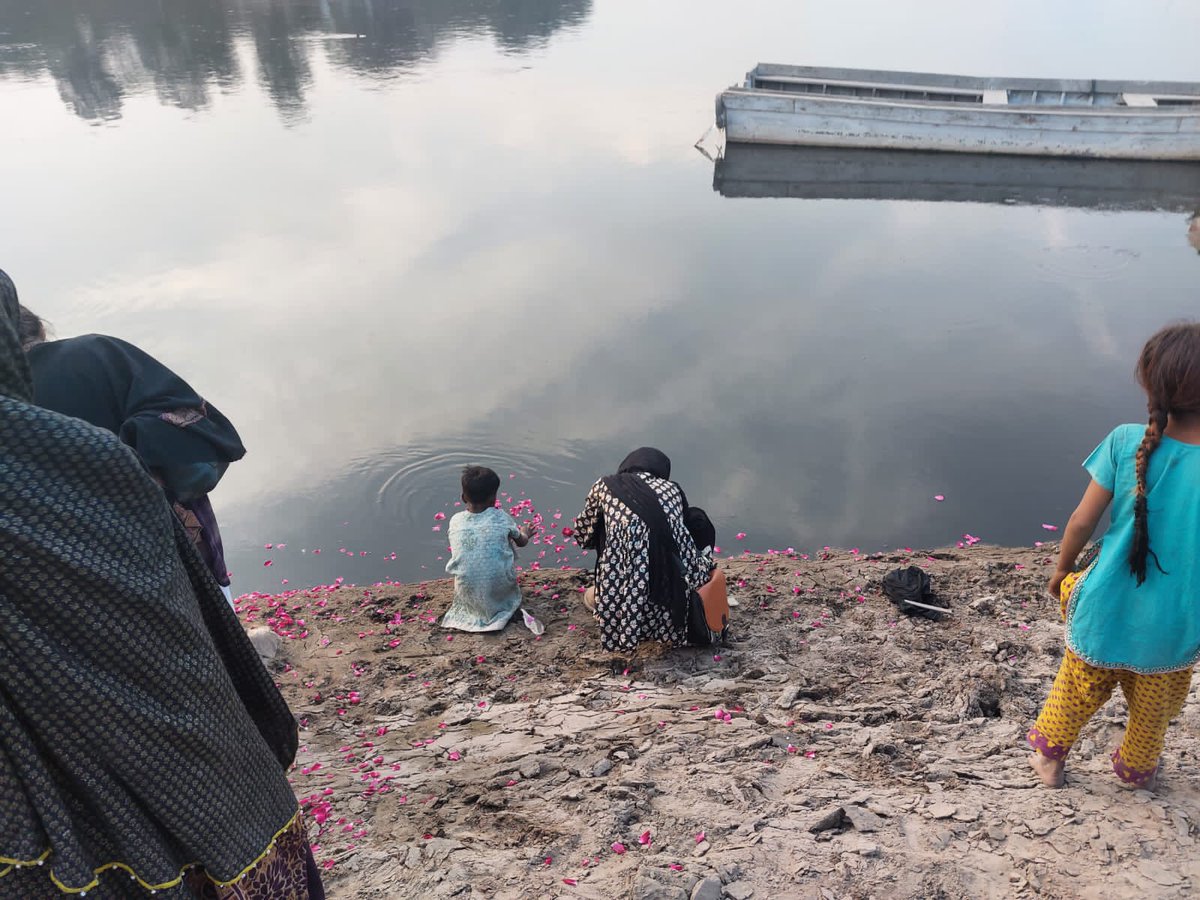AuratMarch's tweet photo. Today, we accompanied Abuzar Madhu and others to walk to the Ravi River, the life force that sustained Lahore through the centuries and has now been reduced to a smelly, polluted, narrow channel.

#auratmarch #auratmarchlahore #halsirffeminism #climatecrsis https://t.co/LBIwQpocMM