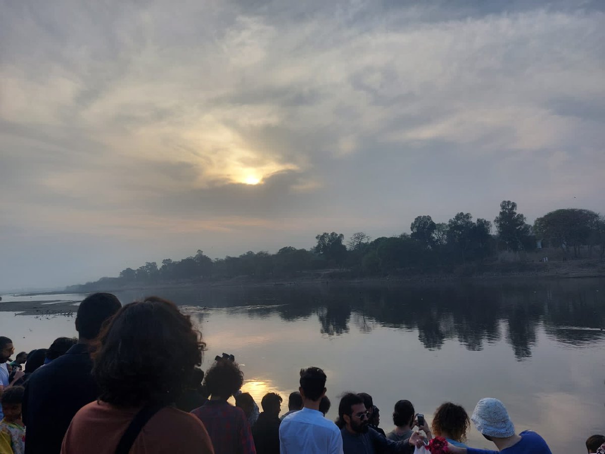 AuratMarch's tweet photo. Today, we accompanied Abuzar Madhu and others to walk to the Ravi River, the life force that sustained Lahore through the centuries and has now been reduced to a smelly, polluted, narrow channel.

#auratmarch #auratmarchlahore #halsirffeminism #climatecrsis https://t.co/LBIwQpocMM