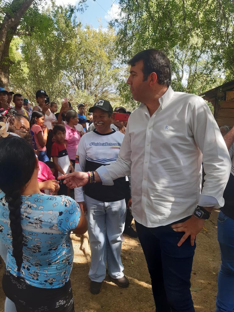 P_MARIOJR's tweet photo. Sin duda alguna Este JOVEN está devolviendo la esperanza a un PUEBLO arrasado por la decidía y la corrupción. @prospericarlos esta demostrando que día a día Venezuela está despertando y que pronto tendremos un Nuevo Presidente. https://t.co/EqS6MpefsH
