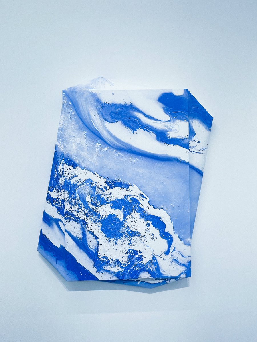 jeadoredisney's tweet photo. Tokyo International Gallery❝ILLUSION 錯覚との向き合い方❞

新進気鋭作家3名のグループ展で，特にPC上で制作したイメージをレンチキュラー印刷で出力して作品を創るValentin Dommangetさんの，立ち位置で画面が変わる作品や，墨流しの技法を組み合わせて現代的な鉱物模様を描いた作品に一目惚れ🥺 https://t.co/kwg9Q3oq8Q