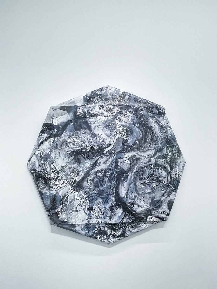 jeadoredisney's tweet photo. Tokyo International Gallery❝ILLUSION 錯覚との向き合い方❞

新進気鋭作家3名のグループ展で，特にPC上で制作したイメージをレンチキュラー印刷で出力して作品を創るValentin Dommangetさんの，立ち位置で画面が変わる作品や，墨流しの技法を組み合わせて現代的な鉱物模様を描いた作品に一目惚れ🥺 https://t.co/kwg9Q3oq8Q