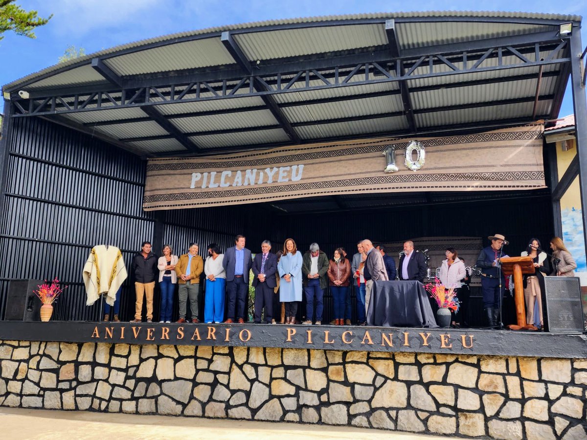 Weretilneck's tweet photo. Celebrando un nuevo aniversario junto a la comunidad de Pilcaniyeu. Día de muchas emociones junto al querido Chango Ayuelef que encabeza por última vez como intendente el cumpleaños de la localidad. Gracias por tanto cariño. https://t.co/zoQxKArn61