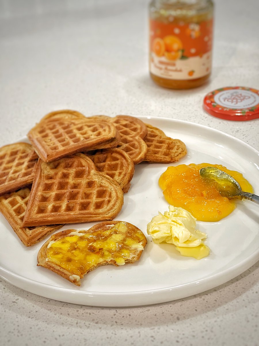 How's your Saturday going? Mine's tasting like Gingerbread Waffles with Orange Marmalade 🤯

*Gingerbread Keto Chow + 3 eggs + 1/3 cup Fairlife milk

ketochow.xyz/ref/carriebrown

*Orange Marmalade (use code: carriebrown)

choczero.com/collections/ne…