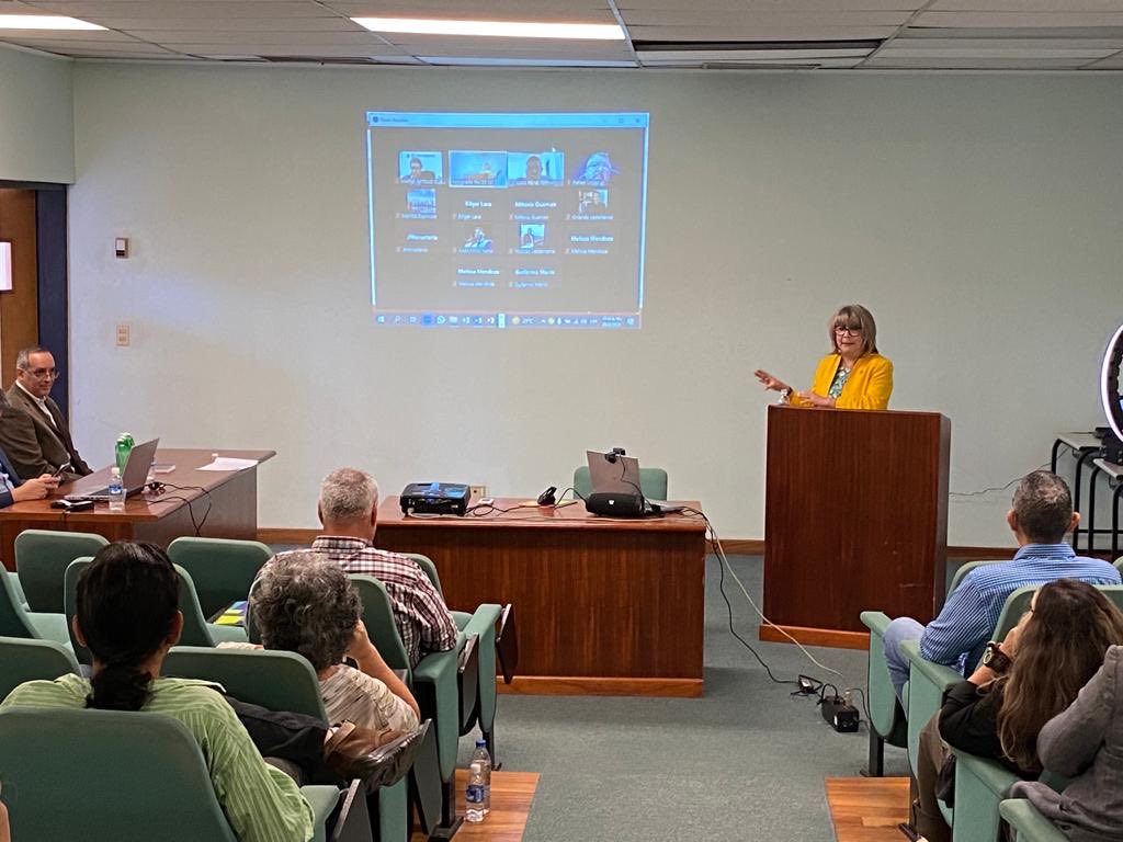 Hoy nos convoca nuestra @facesuc1a través de su posdoctorado en Cs.Administrativas y Gerenciales.Propicia la ocasión para compartir una nueva visión de economía que considera prioritaria la ciencia,la investigación y la tecnología como elementos de progreso.