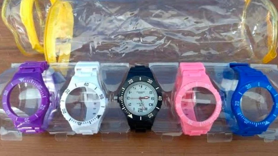 poptime's tweet photo. 🚨 CURIOSIDADE: Há 13 anos, a linha de relógios 'Champion Troca-Pulseiras' era relançada.

A tendencia dos anos 80 foi colocada a venda novamente em 2010, contando com com 15 cores, que permitiam montar até 57 combinações diferentes! Já usaram? https://t.co/3tWycQXnBT