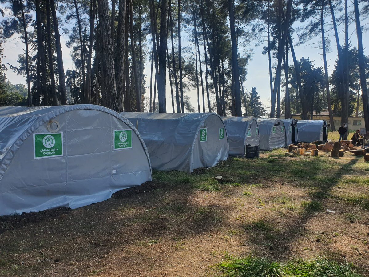 TmmobOrmuh's tweet photo. Yaraları saracak, zor günleri hep birlikte aşacağız!

İmalatını yaptırdığımız ve @ihhinsaniyardim koordinasyonuyla Hatay Serinyol’a konuşlandırdığımız çadırlarımız, depremden etkilenen kardeşlerimizi misafir etmeye başladı.

#BirlikteDahaGüçlüyüz https://t.co/fMVFi8Vwtf