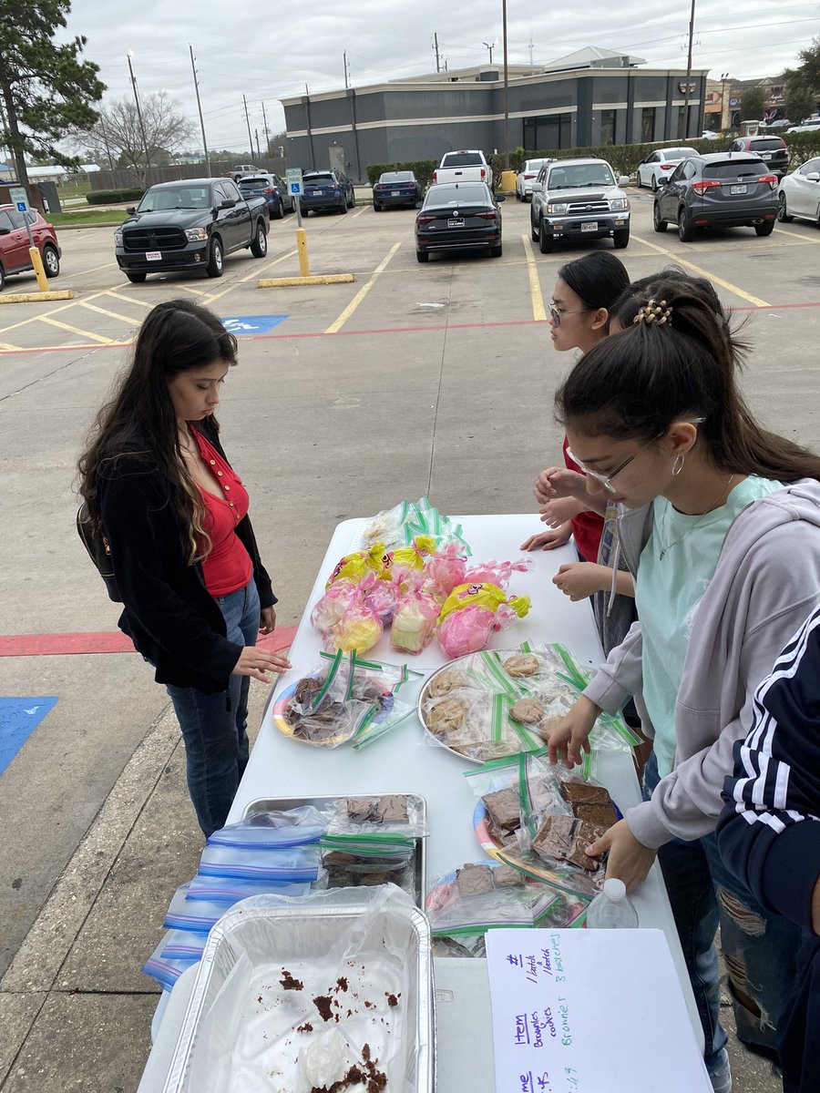 MimiWong_05's tweet photo. Langham Creek HS key club bake sale at AceHardware 18020 FM529 (9 am - 2 pm). https://t.co/oTj3fANtre