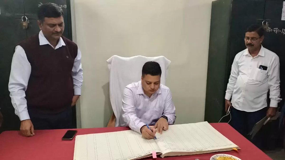 शानदार और बेजोड़ व्यक्तित्व के अधिकारी,जिनके कार्यकाल में आगरा दिन रात विकास के पथ पर आगे बड़ता रहा,बिना थके बिना रुके जिस तेज़ी के साथ उन्होंने आगरा वासियो के लिए काम किया वो क़ाबिले तारीफ़ था। 

आपको आपके नए कार्यकाल की बहुत बहुत शुभकामनाए सर💐 <a href="/N_Funde/">Nikhil Funde</a> <a href="/dmchandauli/">DM CHANDAULI</a>