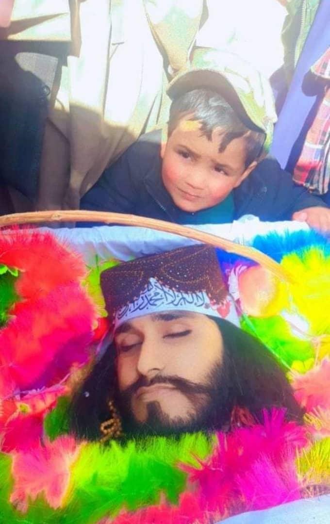Safiullah0093's tweet photo. پلار جان یي درب درانه حضورته کډه وکړه، دحورعینو داڅوکلن انتظار یي ختم کړ، دهغي کړې وعدې دپوره کیدو لپاره  ترګل ځوانۍ ورتیر          او دشهادت ستر مقام یي حاصل کړ، دمسلمة امت دساتني او دخپل ملت دهوسایني لپاره یي ده خپله سینه سپرکړه، رب الرحمٰن دي دجنت الفردوس په دنګو ماڼیو ونازوه. https://t.co/vGBsZPGbOd