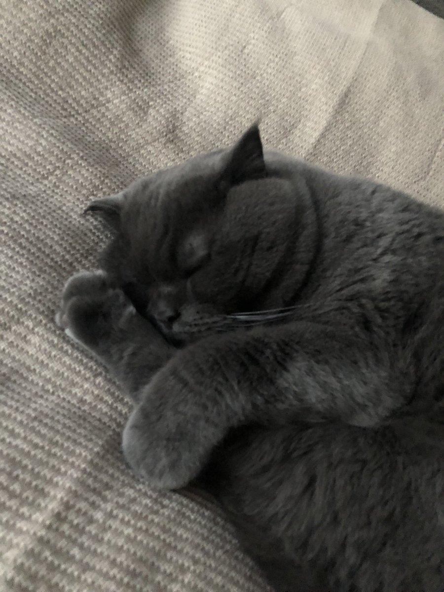 ayagina sarilarak uyuyo 🥺