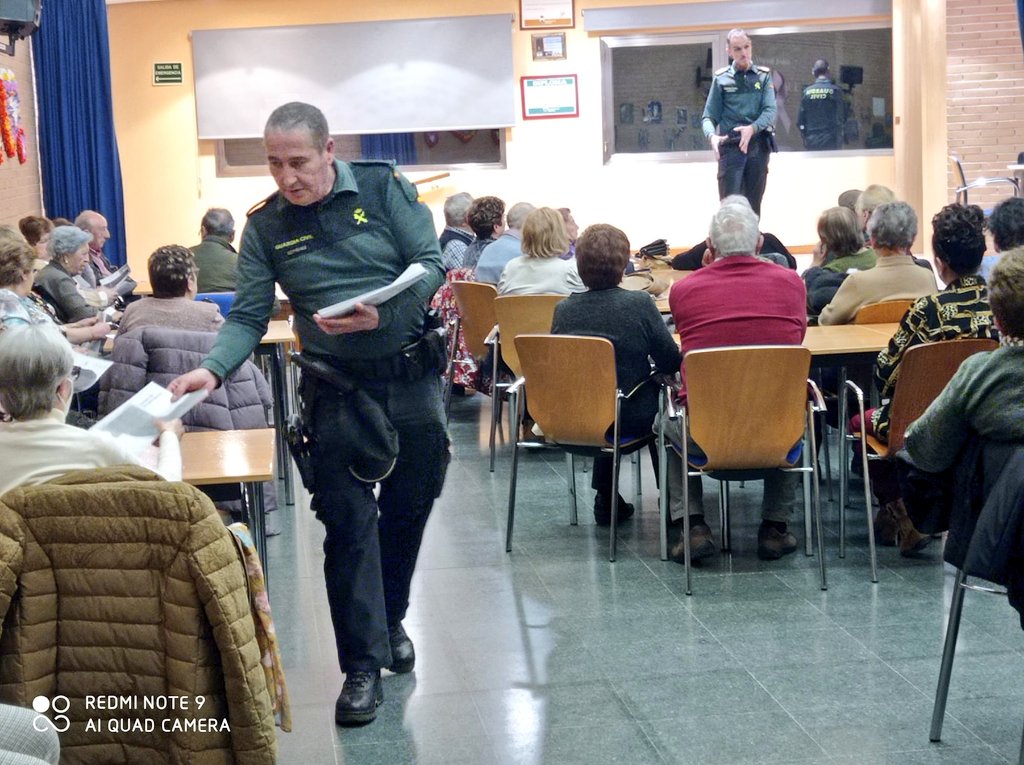 Tordesillas | Interesante charla para nuestros mayores en el Centro de Día, impartida por la <a href="/guardiacivil/">Guardia Civil</a> sobre la ciberdelincuencia.🧑‍🏭 

👉 Se ha informado de recomendaciones básicas para evitar fraudes por Internet, tarjetas bancarias, llamadas telefónicas fraudulentas, etc