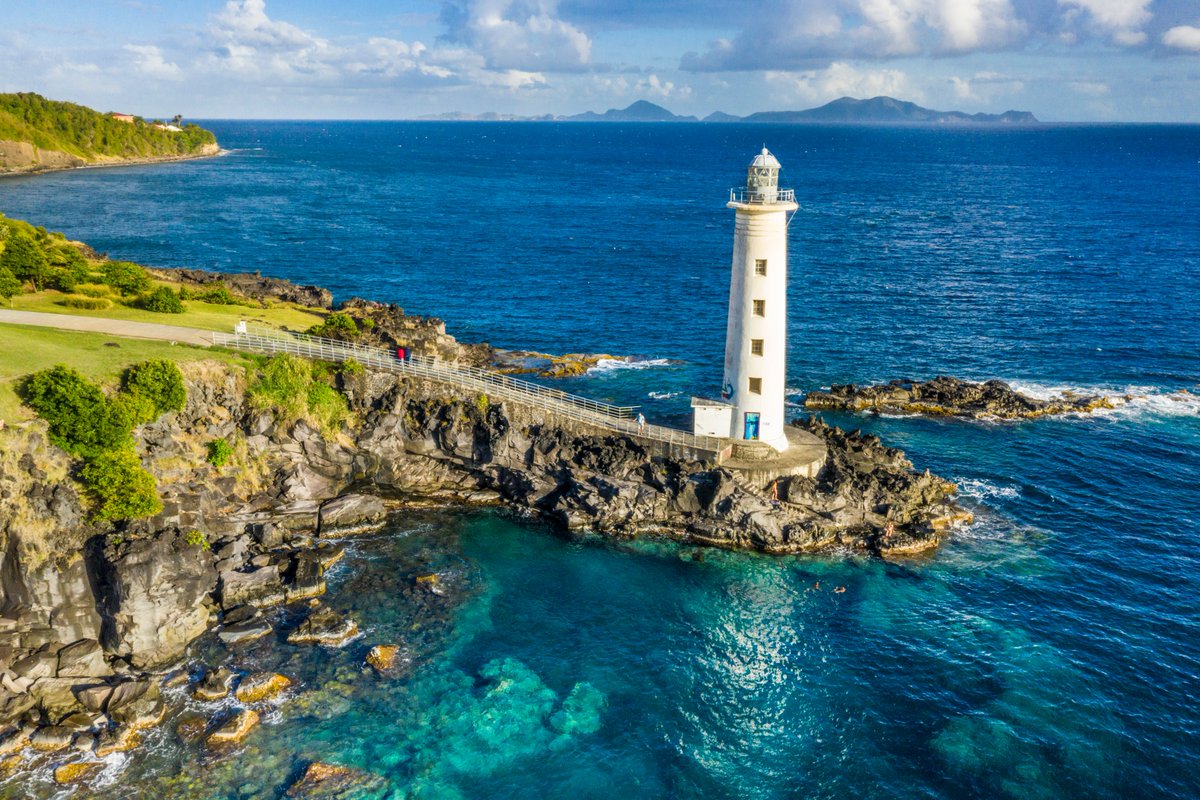 Au phare de Vieux-Fort, la vue est à couper le souffle. Les vagues de l'océan Atlantique se brisent contre les rochers, tandis que les montagnes verdoyantes de Basse-Terre se dressent majestueusement à l'horizon.  🤩 #pharedevieuxfort #guadeloupe #expérienceinoubliable