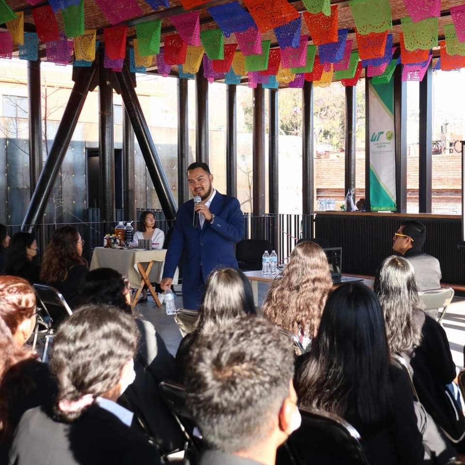 mielJAVE's tweet photo. Estamos muy contentos de haber participado en el Ciclo de Conferencias sobre el desarrollo de Ventas en MiPyMes Oaxaqueñas para los estudiantes de la @utvco. Fue un honor compartir con ellos nuestra historia y experiencia como emprendimiento oaxaqueño. https://t.co/3DBLrE6C9E