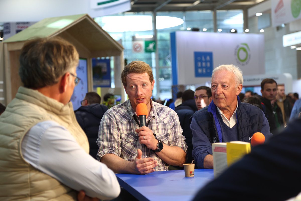 YARA_france's tweet photo. 🎥 Les plateaux d’@agribuzztv au @Salondelagri s’enchaînent sur notre stand.

Est-ce que la fin justifie les moyens ?
Émission @TontonsFarmers avec @Seb_Leurquin, @Jbvervy (@Co_Farming), @agrikol et @ClaudeMenara 

À retrouver sur : https://t.co/oPPzkCTvWH 
#SIA2023 https://t.co/zK58ncosap