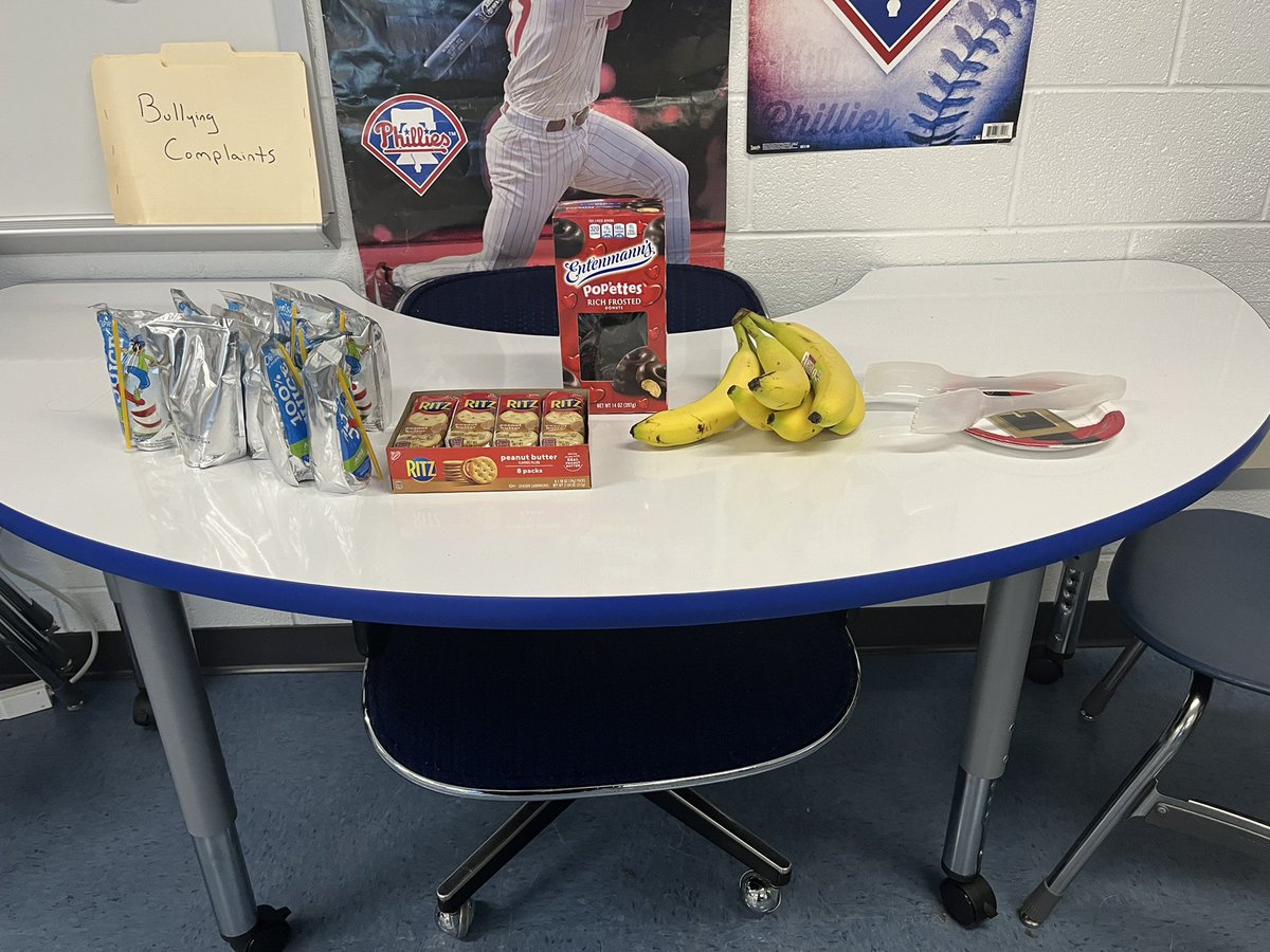 MrPShore's tweet photo. For the first time since 2019, Cafe Shore was open for business! Our creative writing class enjoyed their immersive experience writing food reviews! https://t.co/SI13IxjRmB