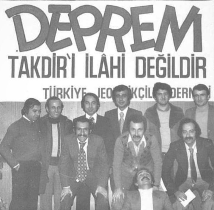 Sunay Akın: Ülkemizde bilim dışı iktidarlarla mücadele yeni değil, yıllardır sürüyor...Fotoğraf 1970'li yıllarda Türkiye Jeofizikçiler Derneği toplantısından