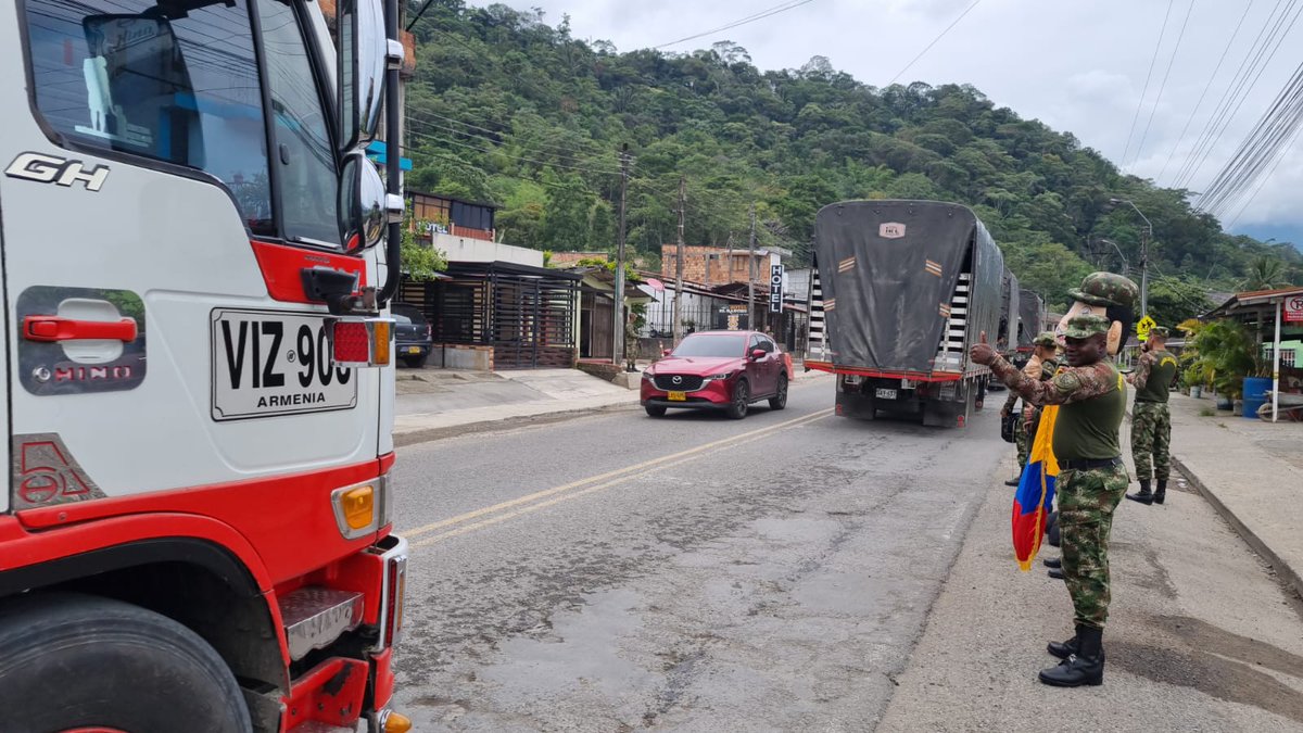 Ejercito_Div6's tweet photo. El Batallón de Apoyos y Servicios para el Combate N°27 de la #Brigada27 realizan puesto de control en Mocoa #Putumayo entregando volantes a la comunidad e invitándolos a denunciar cualquier acto sospechoso sobre la vía #ViajeSeguro https://t.co/rsRRHSRL1t