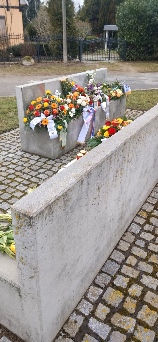 Heute vor 19 Jahren wurde Mehmet Turgut ermordet. In #Rostock Toitenwinkel. Heute kamen Menschen zusammen um ihm zu gedenken und Forderungen nach lückenloser Aufklärung des #NSUKomplex und die Straßenumbenennung in Mehmet-Turgut-Weg zu fordern.