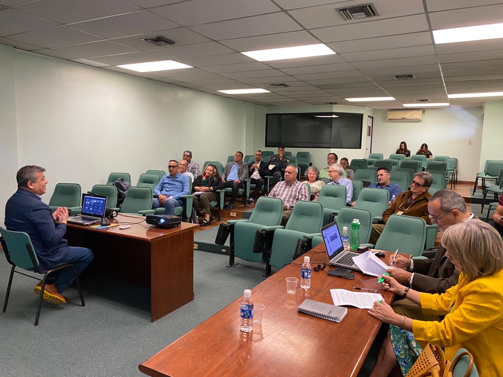 #Rectora <a href="/jessydivo/">Jessy Divo De Romero</a>: "Hoy nos convoca nuestra <a href="/facesuc1/">faces_uc</a> a través de su Posdoctorado en Cs.Administrativas y Gerenciales. Propicia ocasión para compartir una nueva visión de economía que considera prioritaria la ciencia, la investigación y la tecnología como elementos de progreso"