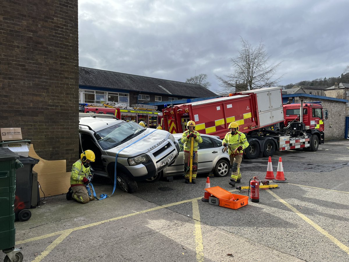 A great mornings training for Kendal on call, Kendal Green watch, Arnside on call and Milnthorpe crews. We covered some theoretical input on RTC followed by some practical multi vehicle stabilisation. To finish off we had a 2 pump exercise utilising our newly acquired skills 🚒