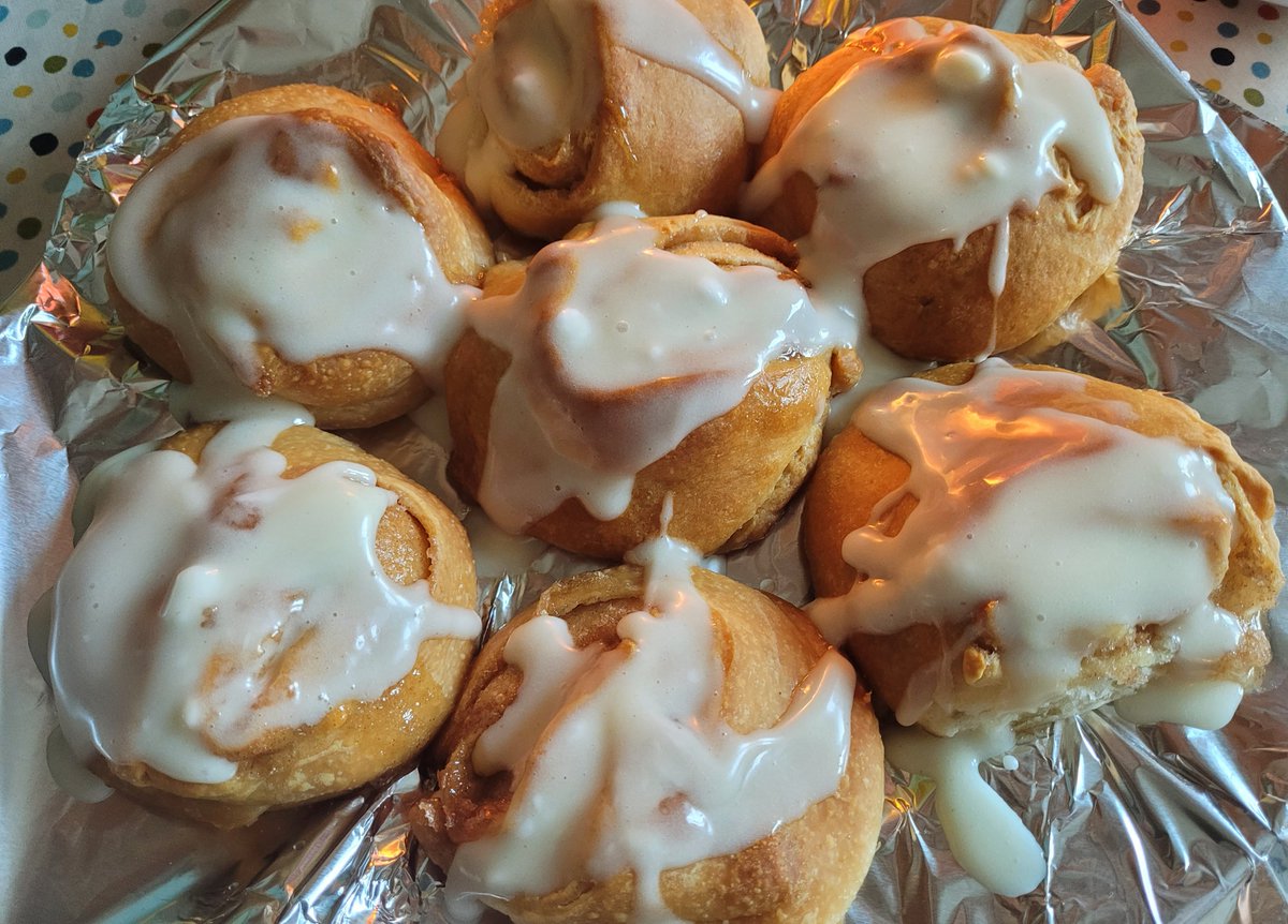 MrsStoffregen's tweet photo. Mögt Ihr eh' nicht - Zimtschnecken, 1. Versuch #saturdaybaking #cinammonrolls https://t.co/ENyZ4aD0b2