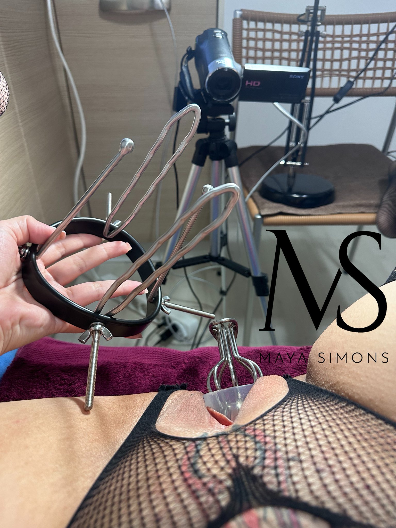 Maya Simonss 🔞 على X: MayaSimons speculum Extremo deep Help me find  more speculums like this one, with longer rods than in the photo! that  reach the depths of the uterus to