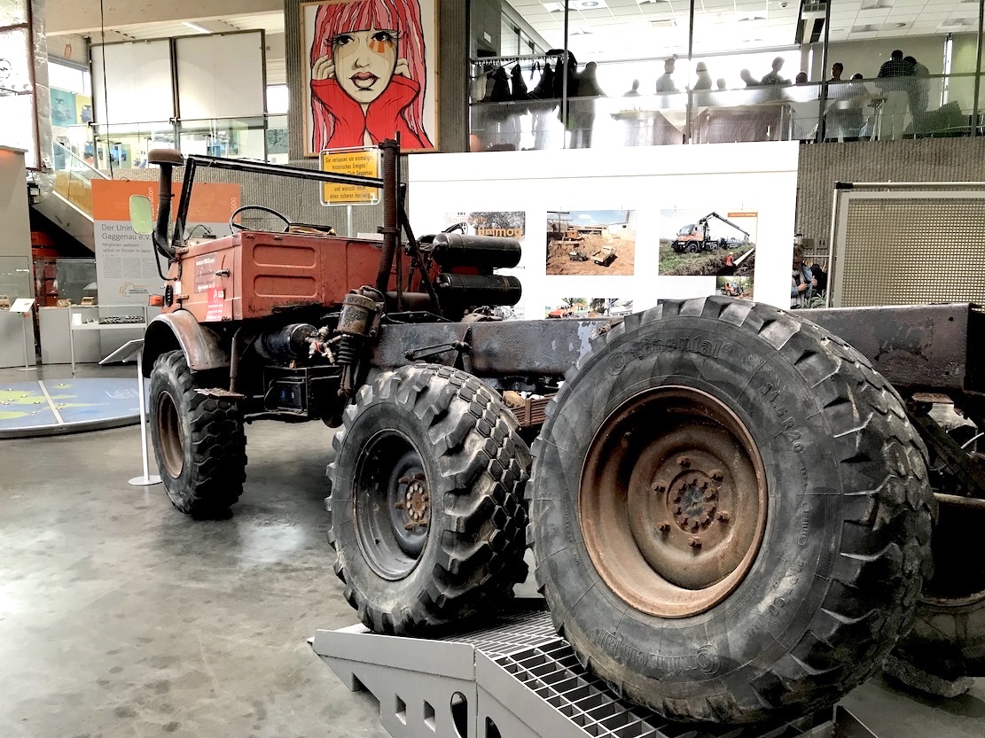 UnimogCommunity's tweet photo. In 2019, this Unimog 416 Lesa 6 x 6 was on display at the Unimog Museum. It was built for the Générale d'Elektricité power station, France. 

#unimogmuseum #unimogclubgaggenau #crane #kran #lesa #atlas #hiab #klaus #schaeff #palfinger #demag #freileitungsbau #elektizitaet https://t.co/qab3xTmF0M