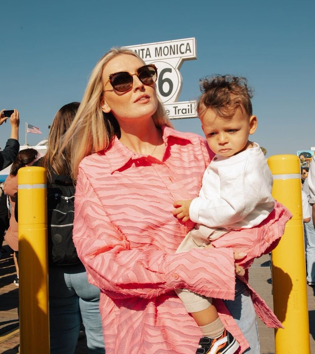 ArgUptades's tweet photo. Perrie via Instagram:

"Geordies en Santa Monica (Una cena de Domingo en el calor rojo grita británicos en el exterior)" https://t.co/CiAOrHC6qy