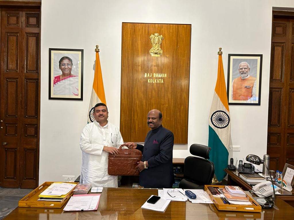 TamlukBJP30's tweet photo. রাজভবনে মহামহিম রাজ্যপালের সাথে পশ্চিমবঙ্গের আইন শৃঙ্খলার অবনতি সহ একাধিক গুরুত্বপূর্ণ বিষয়ে আলোচনা করলেন বিরোধী দলনেতা শ্রী শুভেন্দু অধিকারী। https://t.co/fle0T2tBed