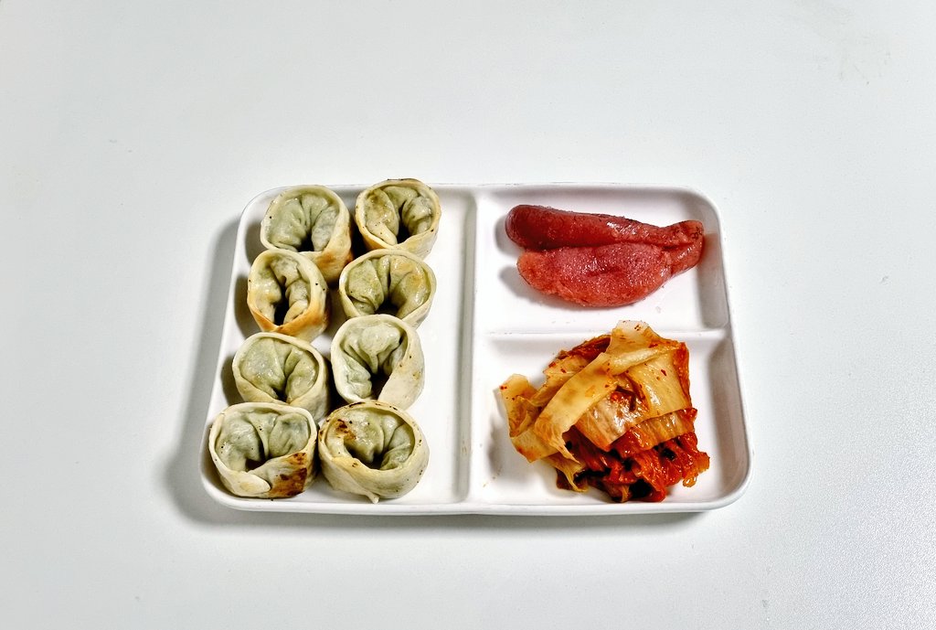 저녁밥으로는 삼육에서 만든 채식만두와 명란젓, 김치.
명란젓 먹을거면 왜 채식만두를 먹는건가.