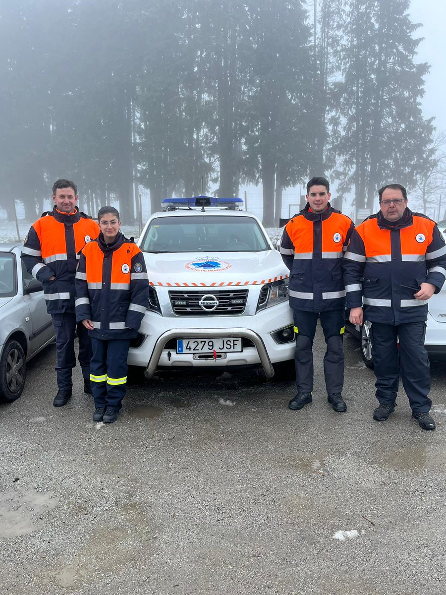 OVoluntariadoOU's tweet photo. 🚴🚴‍♂️🚴🚵‍♀️🚵🚴‍♂️
@ograncamino_igt 
163 voluntarios/as de #ProtecciónCivil de 25 Avpc da provincia de #Ourense, colaboraron no día de hoxe na cobertura de seguridade da 3ª etapa de "O Gran Camiño". 

🙏Grazas compañeir@s polo voso tempo. 
Gran traballo nesta dura xornada❄️❄️!!! 
🧡🧡 https://t.co/uhGLcRF1Xp
