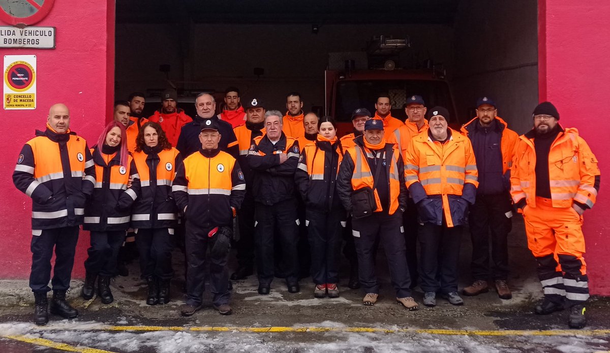 OVoluntariadoOU's tweet photo. 🚴🚴‍♂️🚴🚵‍♀️🚵🚴‍♂️
@ograncamino_igt 
163 voluntarios/as de #ProtecciónCivil de 25 Avpc da provincia de #Ourense, colaboraron no día de hoxe na cobertura de seguridade da 3ª etapa de "O Gran Camiño". 

🙏Grazas compañeir@s polo voso tempo. 
Gran traballo nesta dura xornada❄️❄️!!! 
🧡🧡 https://t.co/uhGLcRF1Xp