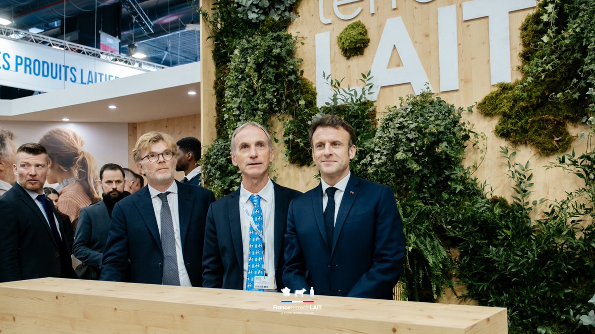 « Je veux saluer le travail exemplaire qui a été fait par votre filière. Votre interprofession démontre que, lorsque tous les acteurs décident de travailler ensemble, ça marche ! La valeur ainsi créée peut être préservée. » <a href="/EmmanuelMacron/">Emmanuel Macron</a> #SIA2023 #FranceTerredeLait