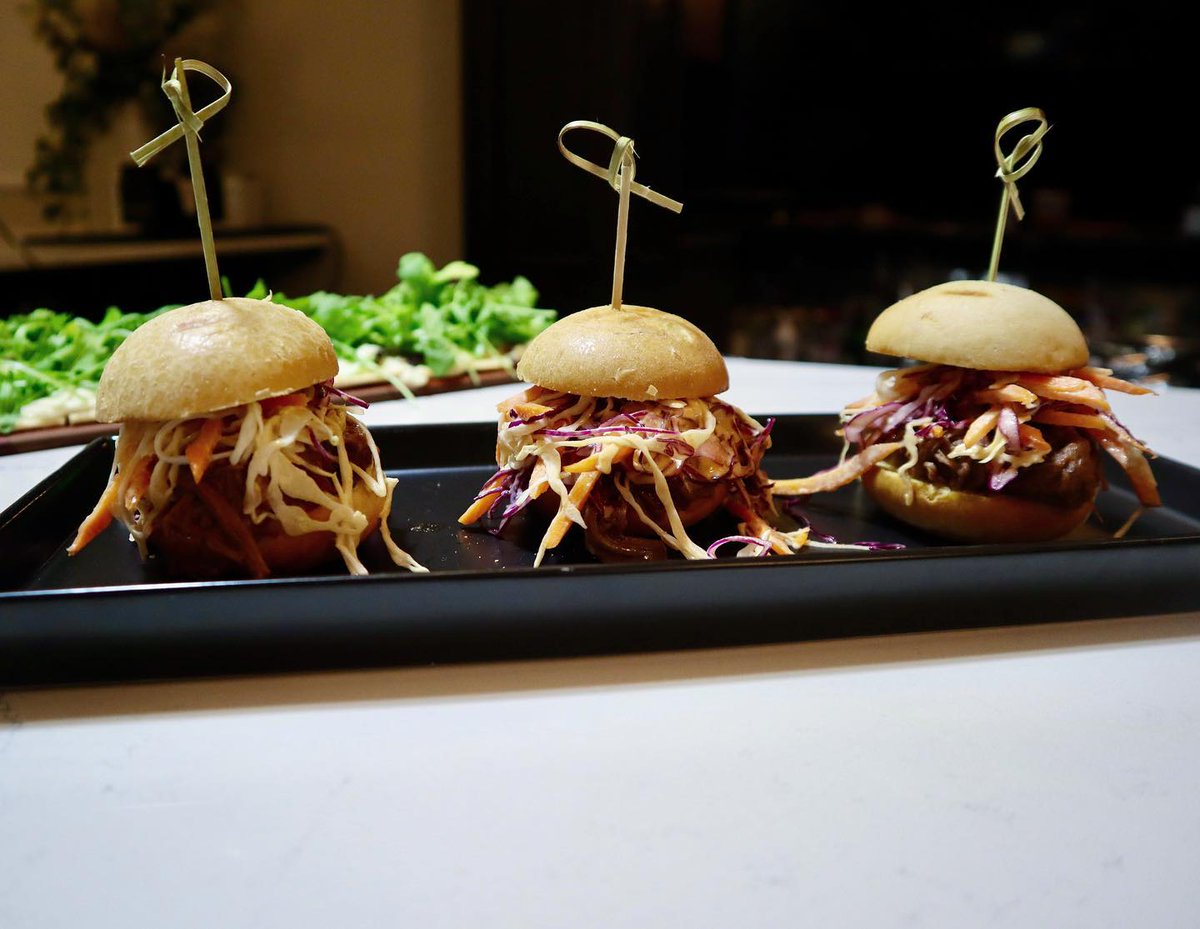 seacrestgrille's tweet image. Short Rib Sliders with Garlic Butter, Slaw, and Pickled Cucumber on a Brioche Bun ✨🍔

Make your reservation in advance  (link in bio)
.
.
.
#theseacrestgrille #shortribsliders #springlakenj #Foodies