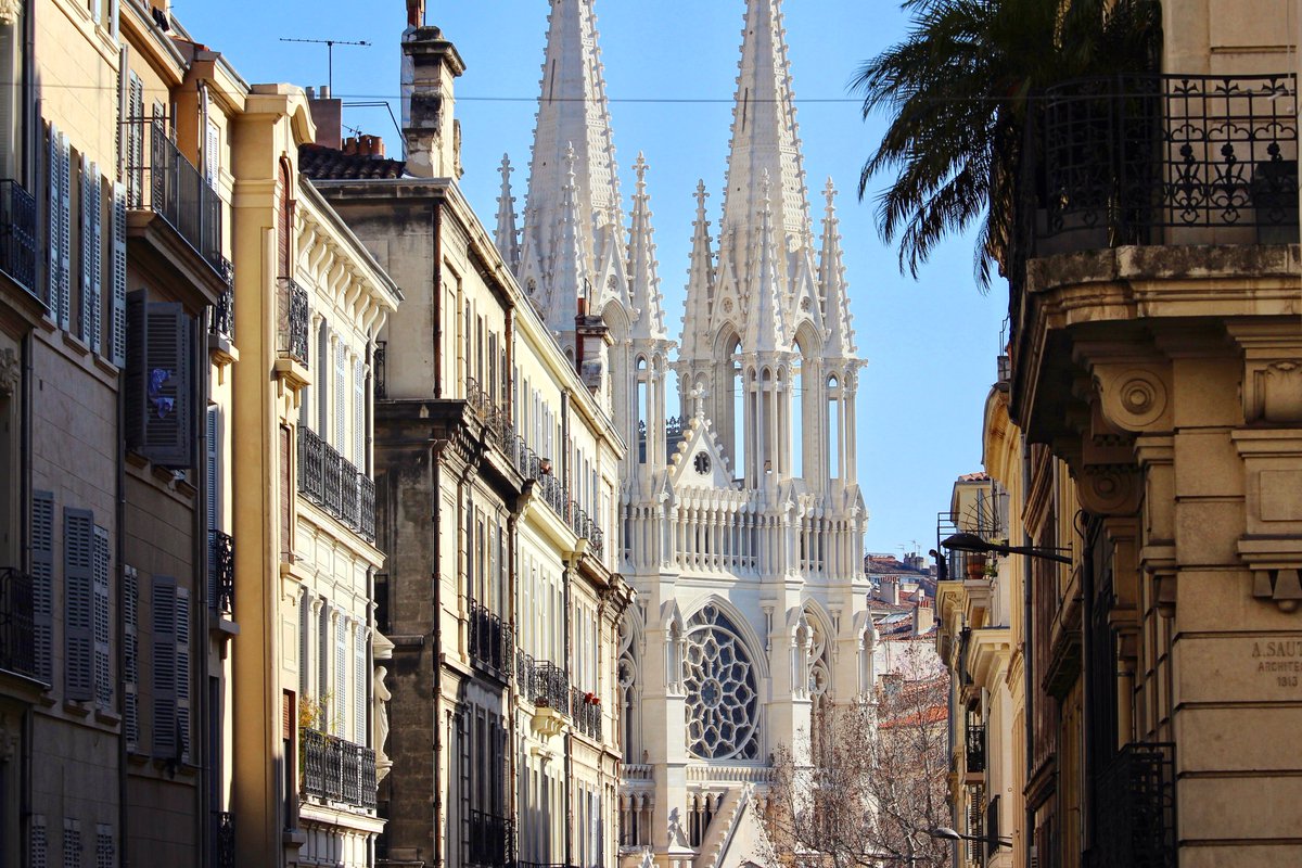 Quand tu arrives de Saint-Charles, que tu descends la rue de la Grande Armée... et que tu vois apparaître la belle église des Réformés avec sa façade blanche comme les neiges éternelles de l'Himalaya 🤩