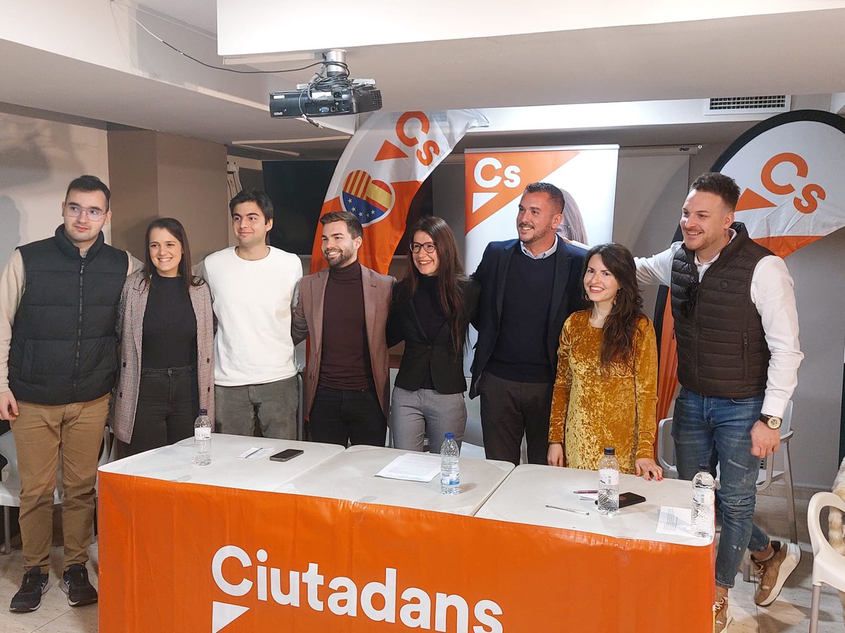 raqueltamargc's tweet photo. Hoy hemos estado en #Tarragona celebrando las Cañas Ciudadanas 🥃 de @jovenesCs con la candidata de @Cs_Tarragona y los candidatos de @CsSalou y @VilasecaCs https://t.co/cflDQHDP0f